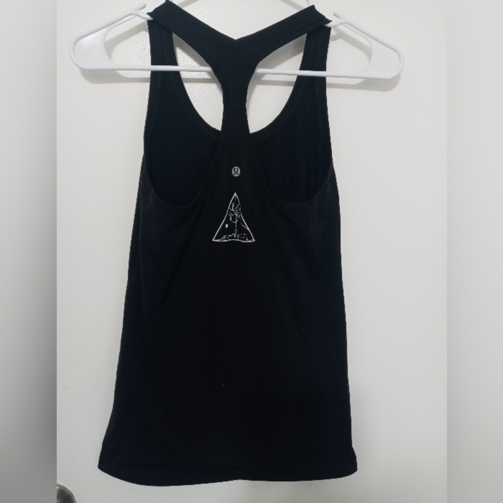 Lululemon black racerback workout yoga training tank w NEW YORK pyramid print 4
